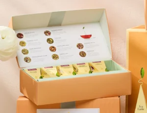 Malka podaruchna kutiya Herbal Tea Assortment s bezkofeinov chai v piramidalni filtri